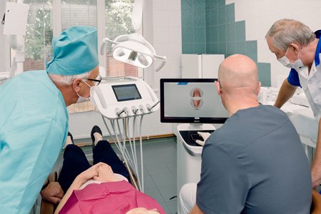 Стоматолог показывает цифровой слепок зубов пациенту
